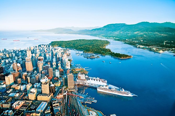 3 hours Private Vancouver Tour-from YVR Airport or Cruise Port - English Bay and A-maze-ing Laughter