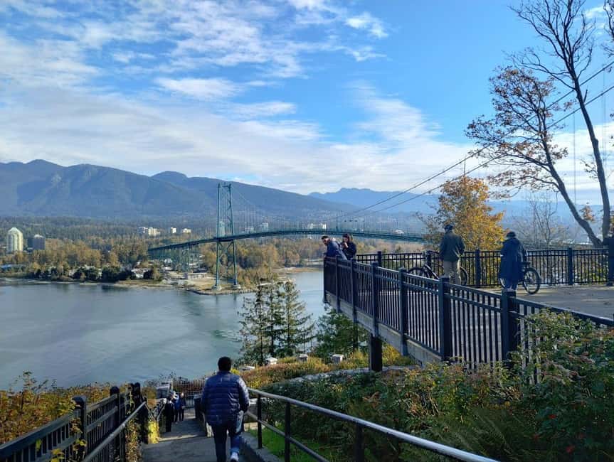 Aquarium & StanleyPark+20 Gem Spots+City/Vip Car+Small Group - Totem poles and Stanley Park’s cultural stops