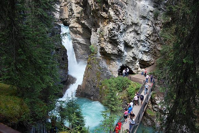 Circle West - Canadian Rockies Round Trip Bus Tour From Vancouver - Day 3: Banff views, Lake Louise, and Moraine Lake