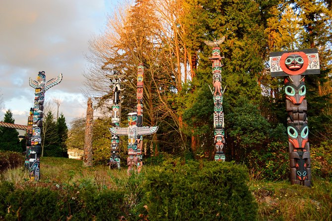 Photography & Hiking in Nature - A forest start at Lynn Canyon