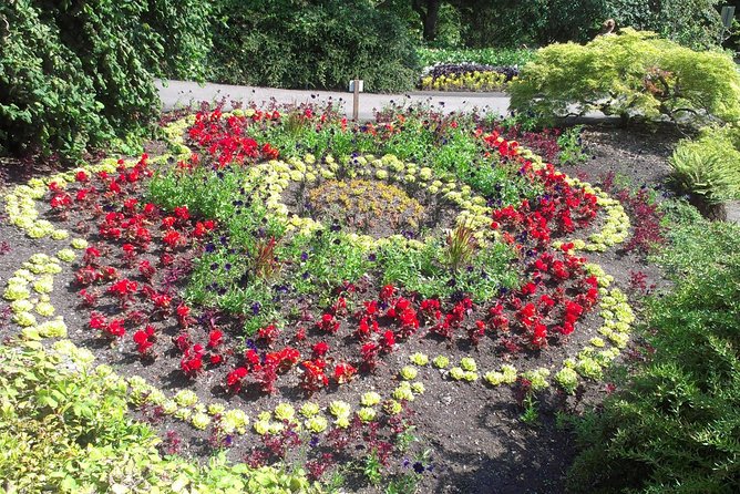 Private Tour: Gardens of Vancouver - VanDusen Botanical Garden: The Biggest Stop on Paper
