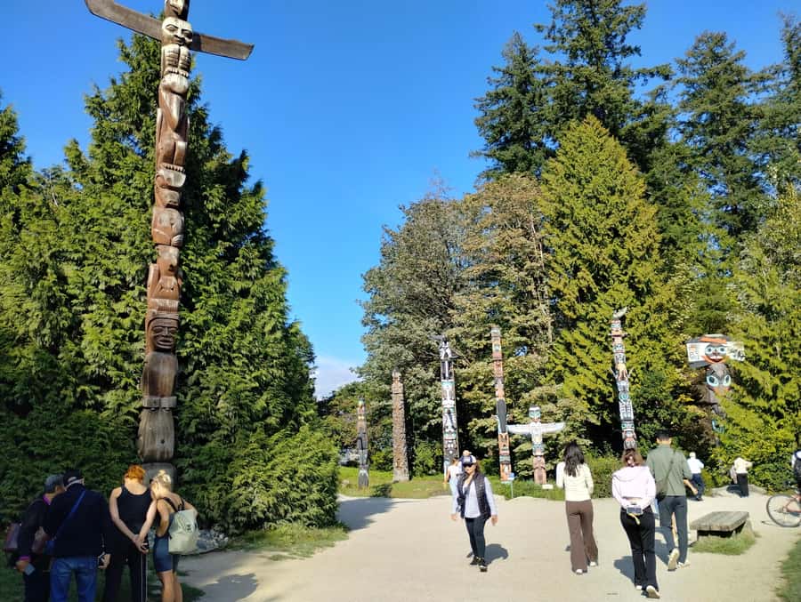 Stanley Park CarTour:SmallGroup/Comfort&CheaperThan BikeTour - Totem Park and the cultural heart of the tour