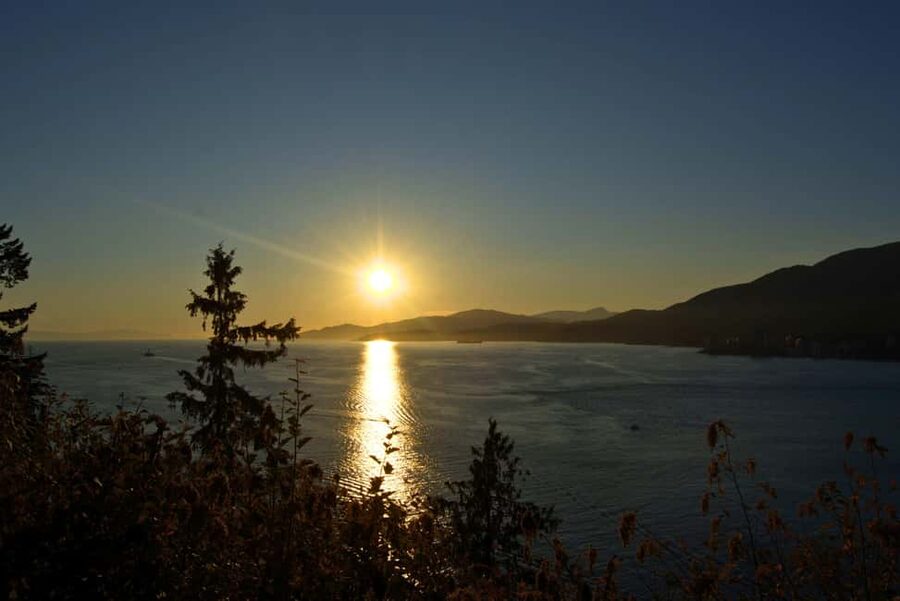 Sunset Bus Tour: Stanley Park & English Bay Photostops - A sunset introduction from Canada Place