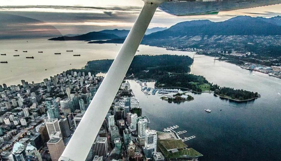 Vancouver: City Skyline Scenic Seaplane Flight - The water takeoff and first city views