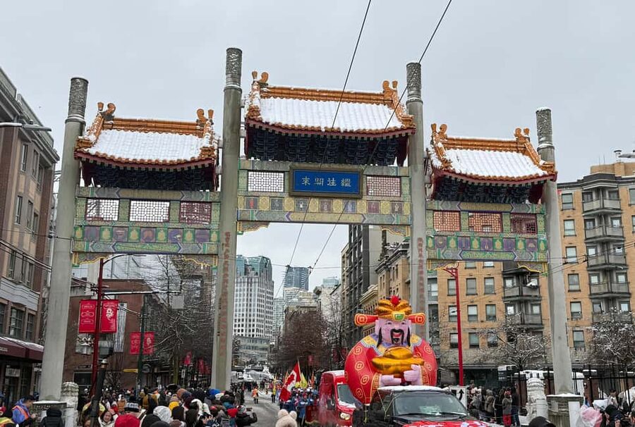 Vancouver City Tour+VipCar+Stanley Park+ChinaTown/SmallGroup - The statues and gardens that large tours often skip