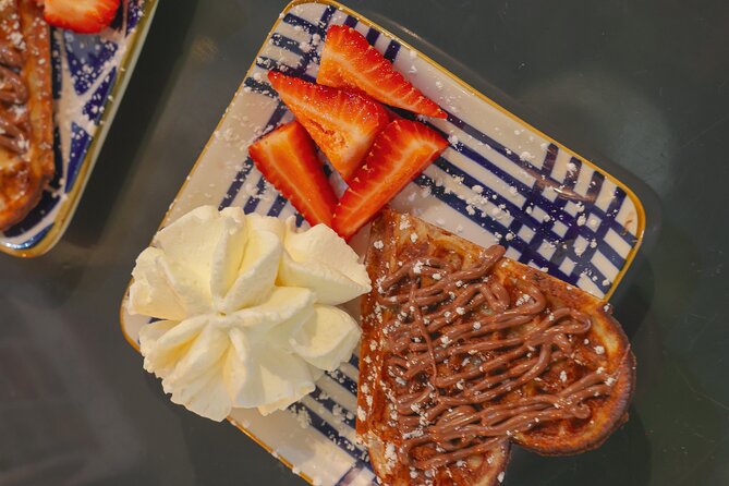 Vancouver Gastown Breakfast Tour with Mimosa and Local Eats - Guides make the difference in a small group