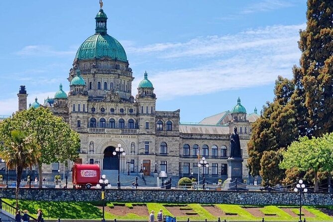 Vancouver Island, Butchart, Malahat 2-Day Tour in Chinese/English - Chemainus murals in a 30-minute stop
