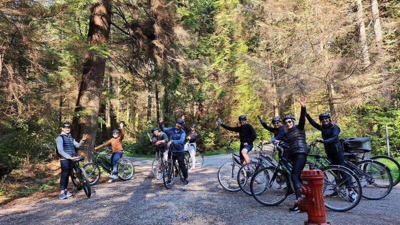 Vancouver: Stanley Park Bike Tour | E-Bike Upgrade Avail. - Brockton Point Lighthouse and the Lions Gate Bridge