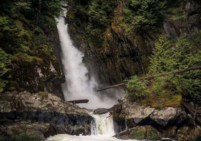 Vancouver: Waterfront Sightseeing Tour - City and Waterfall - Siwash Rock and Stanley Park from the water